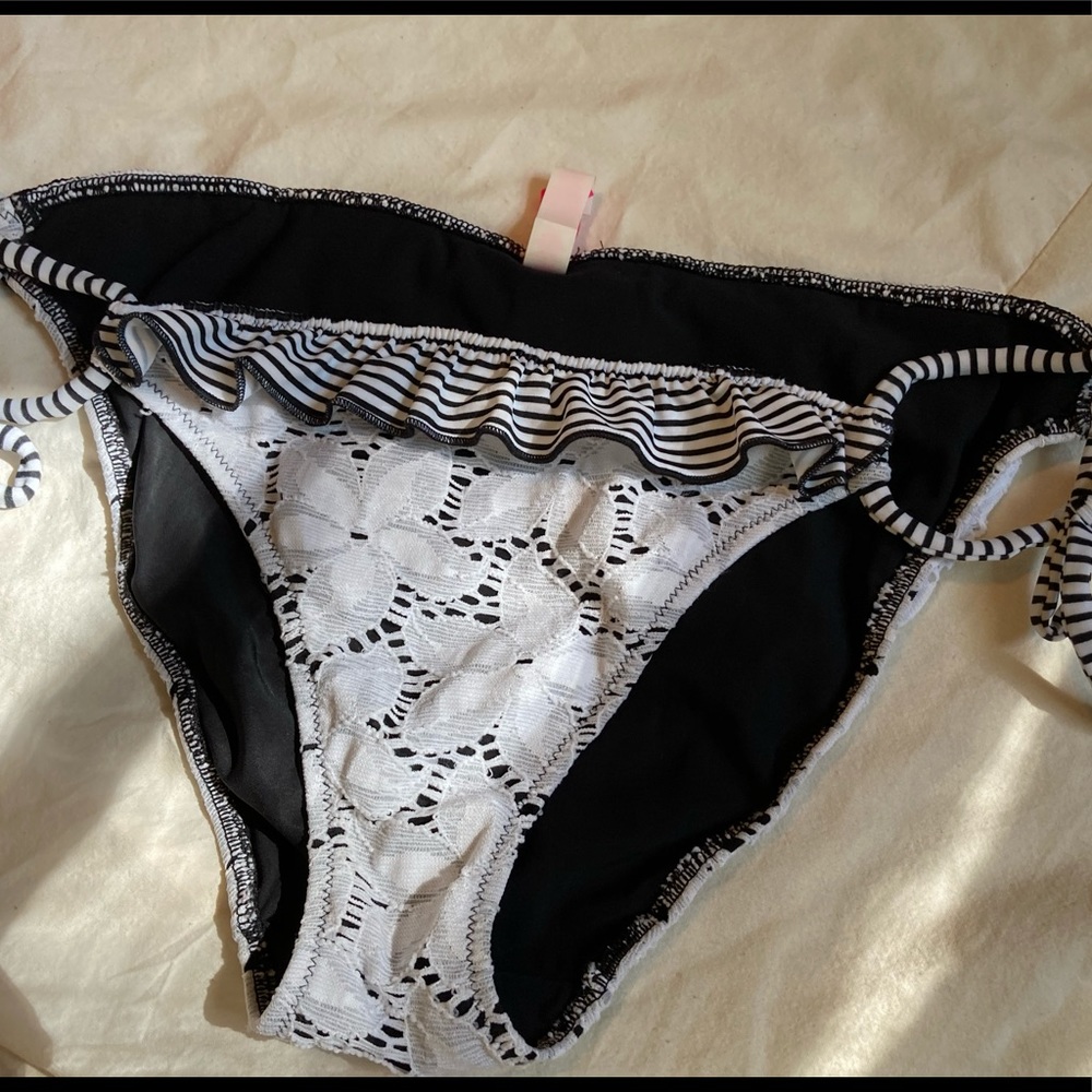 *NEVER WORN* Super Cute bikini bottoms!